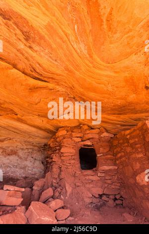 Eine kleine Klippenwohnung im Moon House Ruin Complex auf Cedar Mesa, Bears Ears National Monument, Utah. Der Ruinenkomplex des Mondhauses ist eine Gruppe von Anc Stockfoto