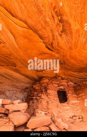 Eine kleine Klippenwohnung im Moon House Ruin Complex auf Cedar Mesa, Bears Ears National Monument, Utah. Der Ruinenkomplex des Mondhauses ist eine Gruppe von Anc Stockfoto