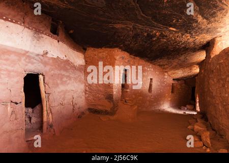 In der Verteidigungsmauer der Moon House Ruine auf Cedar Mesa, Bears Ears National Monument, Utah. Der Ruinenkomplex des Mondhauses ist eine Gruppe alter Menschen Stockfoto