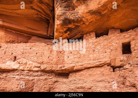 Die Verteidigungsmauer der Moon House Ruine auf Cedar Mesa trägt das Ears National Monument, Utah. Der Ruinenkomplex des Mondhauses ist eine Gruppe alter Ancest Stockfoto