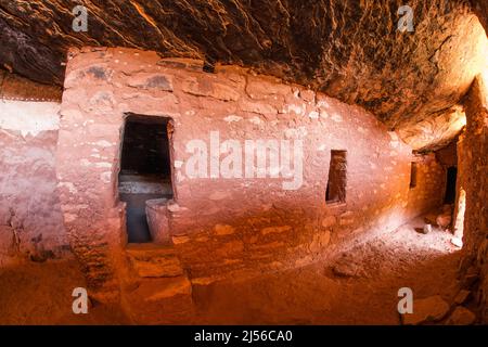 In der Verteidigungsmauer der Moon House Ruine auf Cedar Mesa, Bears Ears National Monument, Utah. Der Ruinenkomplex des Mondhauses ist eine Gruppe alter Menschen Stockfoto