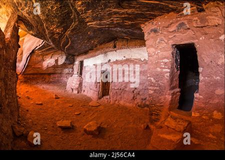 In der Verteidigungsmauer der Moon House Ruine auf Cedar Mesa, Bears Ears National Monument, Utah. Der Ruinenkomplex des Mondhauses ist eine Gruppe alter Menschen Stockfoto