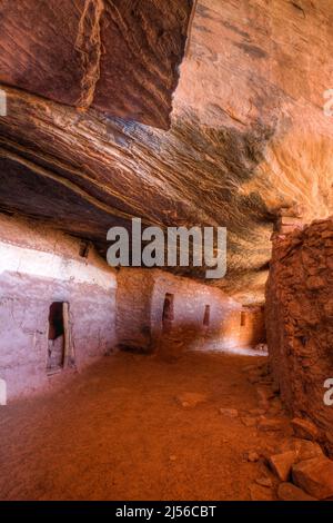 In der Verteidigungsmauer der Moon House Ruine auf Cedar Mesa, Bears Ears National Monument, Utah. Der Ruinenkomplex des Mondhauses ist eine Gruppe alter Menschen Stockfoto