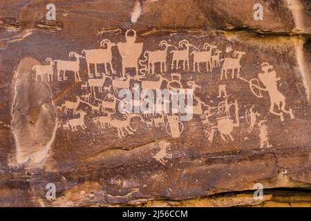 Auf der Tafel „Great Hunt or Hunting Scene“ im Nine Mile Canyon in Utah werden Jäger der Fremont-Kultur und Großhornschafe dargestellt. Der Nine Mile Canyon enthält Thousa Stockfoto