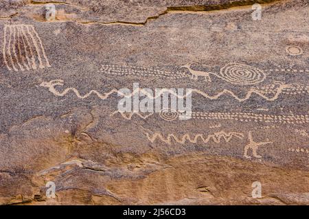 Eine Petroglyphe mit gehörnten Schlangen im Nine Mile Canyon in Utah, auf der eine gehörnte Schlange mit einem Kopf an beiden Enden abgebildet ist. Im Nine Mile Canyon gibt es Tausende Stockfoto