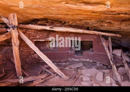 Eine eingestürzte, bemalte Kiva im Moon House Ruin Complex auf Cedar Mesa, Bears Ears National Monument, Utah. Der Ruinenkomplex des Mondhauses ist eine Gruppe von Stockfoto