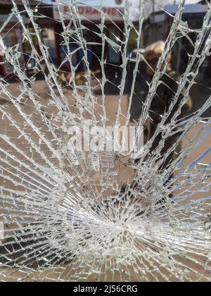 Bukarest, Rumänien - 14. April 2022: Ein zerbrochenes gehärtetes Glas eines Fensters. Stockfoto