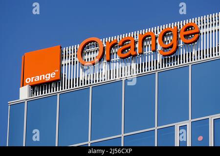 Bukarest, Rumänien - 16. August 2021: Auf der Oberseite eines Gebäudes im Nachbarhaus Pipera ist ein Logo des französischen Telekommunikationsunternehmens Orange zu sehen Stockfoto