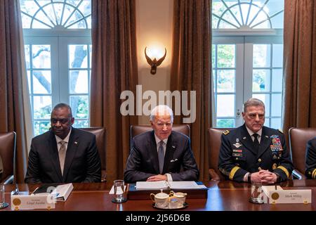 Washington, DC, USA, 20. April 2022. US-Präsident Joe Biden, Mitte, spricht als US-Verteidigungsminister Lloyd J. Austin III, links, Und der US-Armeegeneral Mark A. Milley, Vorsitzender der Generalstabschefs rechts, hört zu, wie die Generalstabschefs und Kommandantkommandeure am Mittwoch, dem 20. April 2022, im Kabinettsaal des Weißen Hauses in Washington, DC, zusammenkommen. Quelle: Tasos Katopodis/Pool via CNP /MediaPunch Stockfoto