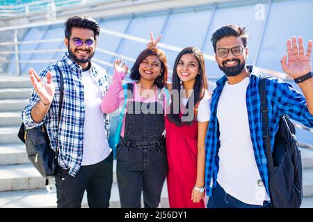 Gruppe junger Studierender auf dem Campus Stockfoto