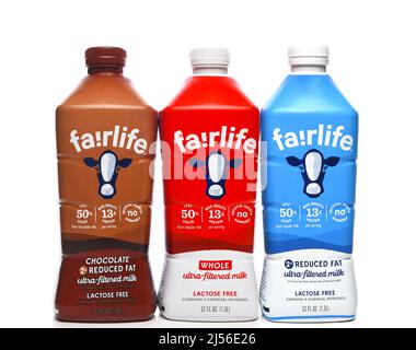 IRVINE, KALIFORNIEN - 20 APR 2022: Drei Flaschen Fairlife Milch, Vollmilch, reduziertes Fett und Schokolade reduziertes Fett. Stockfoto
