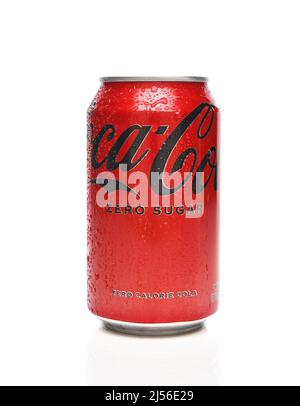 IRVINE, KALIFORNIEN - 20 APR 2022: Eine einzige Dose Coca-Cola Zero Soda, isoliert auf Weiß mit Kondensation. Stockfoto