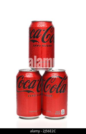 IRVINE, KALIFORNIEN - 20 APR 2022: Drei Dosen Coca-Cola Zero Soda isoliert auf Weiß mit Kondensation. Stockfoto