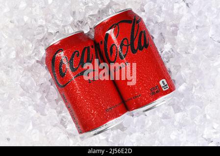 IRVINE, KALIFORNIEN - 20 APR 2022: Zwei Dosen Coca-Cola Zero Soda in einem Eisbett Stockfoto