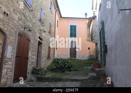 Gasse zwischen Häusern im alten Dorf Badi, Provinz Bologna (Emilia-Romagna), Italien Stockfoto