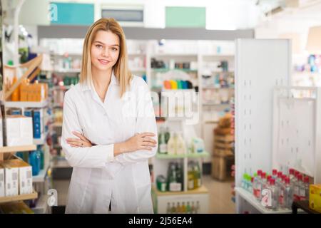 Porträt einer Apothekerin in der Apotheke Stockfoto