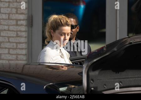 Die Schauspielerin Amber Heard kommt am Dienstag, den 4. April, zu dem von Johnny Depp im Fairfax County Courthouse in Fairfax, Virginia, vereidigenden Prozess Stockfoto