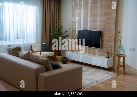 Modernes, minimalistisches Wohnzimmer mit offenem tv-Bereich Stockfoto