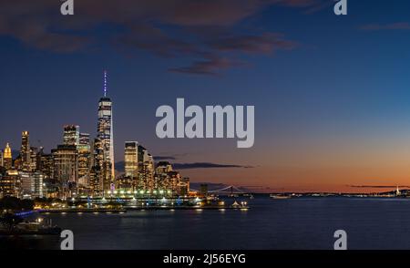 Nachtaufnahme der Innenstadt von New York vom Westside Pier Stockfoto