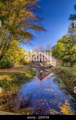 Herbstszene des Old Stone House in Massachusetts Stockfoto