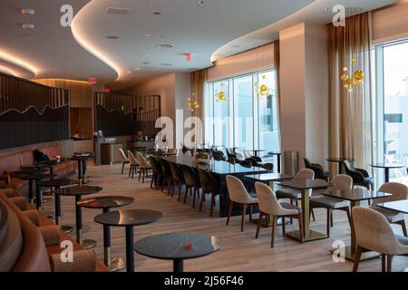 Los Angeles, CA April 20.: Abendessen im neuen Delta SkyClub Terminal 3 am LAX. Los Angeles, CA 20.. April 2022 Quelle: Edward Kerns II/MediaPunch Stockfoto