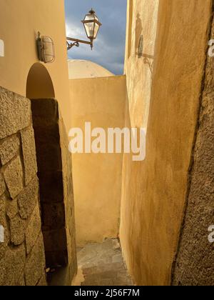 Schmale Gasse zwischen den Gebäuden in Positano, Italien Stockfoto