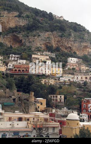Gebäude auf einem Hügel in Positano, Italien Stockfoto