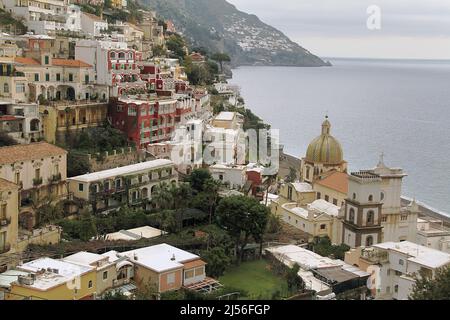 Gebäude am Hang in Positano, Italien Stockfoto