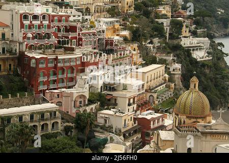 Gebäude am Hang in Positano, Italien Stockfoto