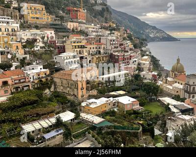 Gebäude am Hang in Positano, Italien Stockfoto