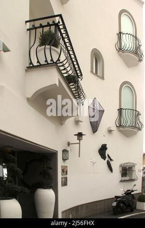 Fassade eines schönen Gebäudes im malerischen Dorf Positano, Italien Stockfoto