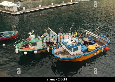 Fischerboote an der Amalfiküste, Italien Stockfoto