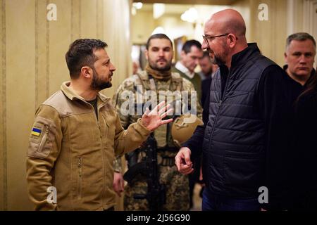 Kiew, Ukraine. 20. April 2022. Der ukrainische Präsident VOLODYMYR ZELENSKYY trifft EU-Präsident CHARLES MICHEL. (Bild: © Ukraine Presidency/ZUMA Press Wire Service) Stockfoto