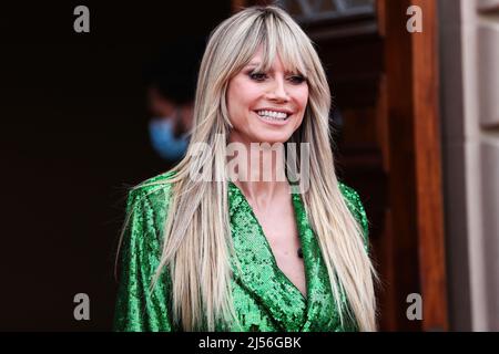 Pasadena, Usa. 20. April 2022. PASADENA, LOS ANGELES, KALIFORNIEN, USA - 20. APRIL: Das deutsch-amerikanische Model Heidi Klum kommt zur „America's Got Talent“-Saison 17 des Red Carpet, die am 20. April 2022 im Pasadena Civic Auditorium in Pasadena, Los Angeles, Kalifornien, USA, stattfand. (Foto von Xavier Collin/Image Press Agency) Quelle: Image Press Agency/Alamy Live News Stockfoto