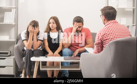 Vater Mutter und Kind bei Psychologe Sitzung. Familientherapie. Eltern mit Kind Stockfoto
