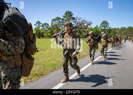 Camp Blanding, Florida, USA. 28. März 2022. U.S. Marineinfanteristen mit Combat Logistics Regiment 37, 3. Marine Logistics Group nimmt an einer Wanderung mit M240B mittleren Maschinengewehren während der Übung Atlantic Dragon auf Camp Blanding, Florida, USA, 28. März 2022 Teil. Atlantic Dragon ist eine Kraftgenerierungsübung, die CLR-37 als Einsatzgruppe für Montagearbeiten zur Bereitstellung taktischer logistischer Unterstützung der III Marine Expeditionary Force vorantreibt. Die Übung besteht aus einer experimentellen, auf See vorpositionierten Abladaktik der militärischen Ausrüstung, die das Training von Feldübungen zu i unterstützt Stockfoto