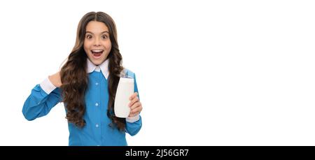 Teen Mädchen verwenden Shampoo-Flasche. Kind mit Conditioner isoliert auf weiß. Lange lockiges Haar. Stockfoto