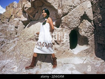 Ein Mädchen aus Tesuque aus Tesuqued Pueblo in New Mexico trägt handgefertigte traditionelle Kleidung in Puye Cliffs, New Mexico, einer alten Anasazi-Klippe, die auf dem Santa Clara Pueblo in New Mexico wohnt. Stockfoto