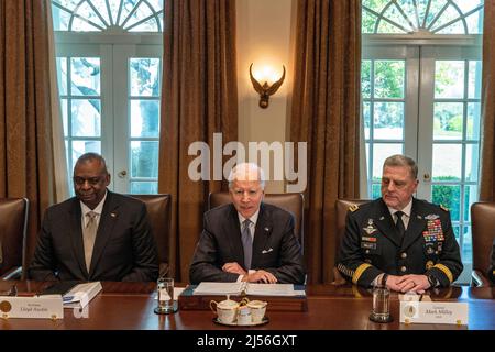 Washington, DC, 20. April 2022. US-Präsident Joe Biden, Mitte, spricht als US-Verteidigungsminister Lloyd J. Austin III, links, Und der US-Armeegeneral Mark A. Milley, Vorsitzender der Generalstabschefs rechts, hört zu, wie die Generalstabschefs und Kommandantkommandeure am Mittwoch, dem 20. April 2022, im Kabinettsaal des Weißen Hauses in Washington, DC, zusammenkommen. Kredit: Tasos Katopodis/Pool via CNP Stockfoto