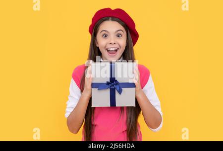 Kindheitsglück. Boxtag. Fröhliches Kind in Baskenmütze. Überraschendes Kind hat Geburtstag. Stockfoto