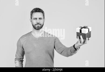 Reifer Mann mit Business-Belohnung. Anlass Gruß. Geschäftsmann zeigt Geschenkbox. Stockfoto