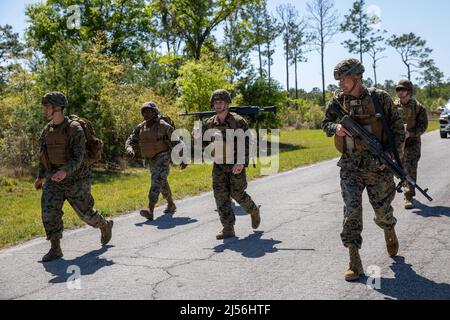 Camp Blanding, Florida, USA. 28. März 2022. U.S. Marineinfanteristen mit Combat Logistics Regiment 37, 3. Marine Logistics Group nimmt an einer Wanderung mit M240B mittleren Maschinengewehren während der Übung Atlantic Dragon auf Camp Blanding, Florida, USA, 28. März 2022 Teil. Atlantic Dragon ist eine Kraftgenerierungsübung, die CLR-37 als Einsatzgruppe für Montagearbeiten zur Bereitstellung taktischer logistischer Unterstützung der III Marine Expeditionary Force vorantreibt. Die Übung besteht aus einer experimentellen, auf See vorpositionierten Abladaktik der militärischen Ausrüstung, die das Training von Feldübungen zu i unterstützt Stockfoto