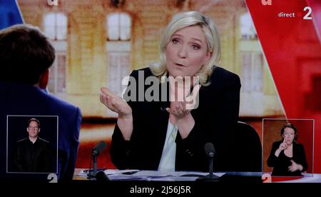MACRON UND LE PEN IN DER PRÄSIDENTSCHAFTSDEBATTE IM FERNSEHEN Stockfoto