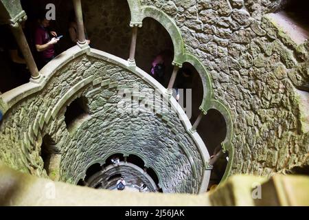 Blick hinunter Initiationsbrunnen von Quinta da Regaleira Stockfoto