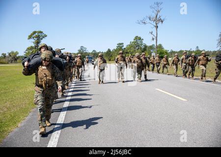 Camp Blanding, Florida, USA. 28. März 2022. U.S. Marineinfanteristen mit Combat Logistics Regiment 37, 3. Marine Logistics Group nimmt an einer Wanderung mit M240B mittleren Maschinengewehren während der Übung Atlantic Dragon auf Camp Blanding, Florida, USA, 28. März 2022 Teil. Atlantic Dragon ist eine Kraftgenerierungsübung, die CLR-37 als Einsatzgruppe für Montagearbeiten zur Bereitstellung taktischer logistischer Unterstützung der III Marine Expeditionary Force vorantreibt. Die Übung besteht aus einer experimentellen, auf See vorpositionierten Abladaktik der militärischen Ausrüstung, die das Training von Feldübungen zu i unterstützt Stockfoto