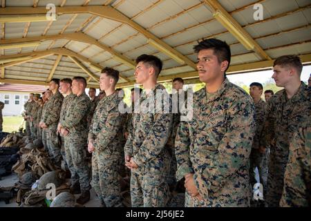 Camp Blanding, Florida, USA. 28. März 2022. US-Marineinfanteristen mit dem Combat Logistics Regiment 37, 3. Marine Logistics Group führt während der Übung Atlantic Dragon auf Camp Blanding, Florida, USA, eine Wanderung durch, 28. März 2022. Atlantic Dragon ist eine Kraftgenerierungsübung, die CLR-37 als Einsatzgruppe für Montagearbeiten zur Bereitstellung taktischer logistischer Unterstützung der III Marine Expeditionary Force vorantreibt. Die Übung besteht aus einer experimentellen maritimen vorpositionierten Truppe Auslastungstaktik der militärischen Ausrüstung, die Feldübungen unterstützt, um die Kampfbereitschaft und zu erhöhen Stockfoto