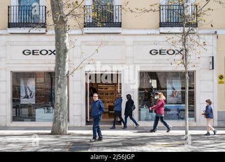 Madrid, Spanien. 19. April 2022. Fußgänger laufen am italienischen Schuhgeschäft Geox in Spanien vorbei. (Foto: Xavi Lopez/SOPA Images/Sipa USA) Quelle: SIPA USA/Alamy Live News Stockfoto