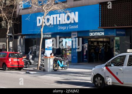 Madrid, Spanien. 19. April 2022. Französische Sportartikel Decathlon Laden in Spanien. (Foto: Xavi Lopez/SOPA Images/Sipa USA) Quelle: SIPA USA/Alamy Live News Stockfoto