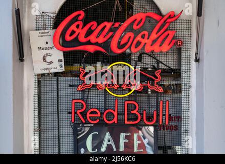 Madrid, Spanien. 22.. Februar 2022. In einem Geschäft werden die Logos der amerikanischen Softdrink-Marke Coca-Cola und der Energy-Drink-Marke Red Bull in Spanien angezeigt (Bildquelle: © Xavi Lopez/SOPA Images via ZUMA Press Wire) Stockfoto