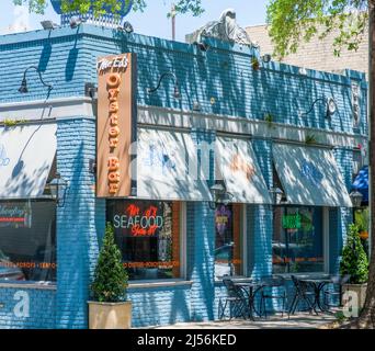 NEW ORLEANS, LA, USA - 10. APRIL 2022: Vorderecke von Mr. Ed's Seafood Oyster House mit Schildern auf der St. Charles Avenue im Lower Garden District Stockfoto